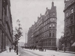 Northumberland Avenue, com o Clube Constitucional de English Photographer