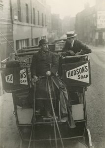 Omnibus e motorista de English Photographer