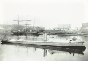 Um dos três torpedeiros construídos para o governo português, Londres, 1881 de English Photographer