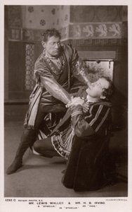 Othello throttling Iago, Lewis Waller e H B Irving (foto a p/b) de English Photographer