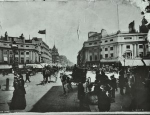 Oxford Circus, Westminster LB: olhando para o leste, 1895 de English Photographer