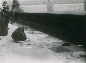 As pessoas olham como um artista de calçada desenha na calçada em giz de English Photographer