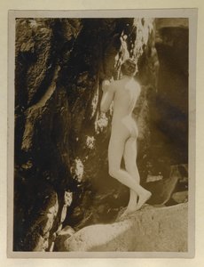 Fotografia de Alistair Graham nu, guardada com a sua carta a Evelyn Waugh, c.1924 (impressão em prata gelatina) de English Photographer