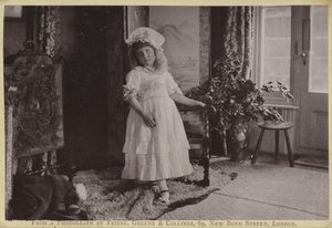 Fotografia de uma jovem garota de English Photographer
