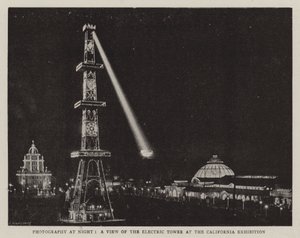 Fotografia à noite, uma vista da torre elétrica na exposição da Califórnia de English Photographer