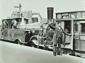 Plataforma Porter em uma estação ferroviária, 1885 de English Photographer