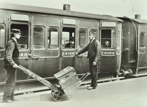 Porteiros de plataforma em uma estação ferroviária, 1885 de English Photographer