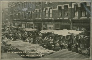 Polly Nathans Fishshop, pista Petticoat, Londres de English Photographer