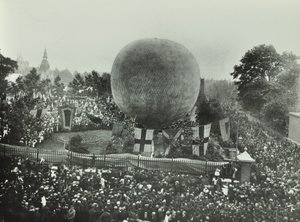 Chão de Recreação Poplar: multidões assistir a um balão de ar quente, 1892 de English Photographer