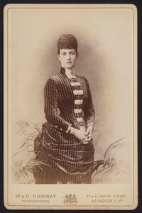 Retrato, Alexandra da Dinamarca, casada com o Príncipe Alberto Eduardo, mais tarde Rei Eduardo VII (foto a p/b) de English Photographer