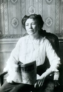 Retrato de Christabel Pankhurst lendo uma cópia da Suffragette c.1905