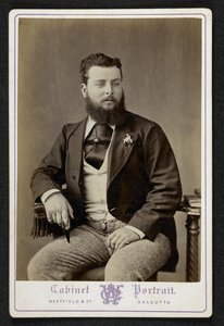 Retrato do Sr. Godfrey Freeman, plantador de índigo, Lohurria, Bihar, fotografado em Calcutá (foto a p/b) de English Photographer