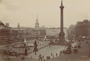 Postal com uma imagem da Trafalgar Square de English Photographer