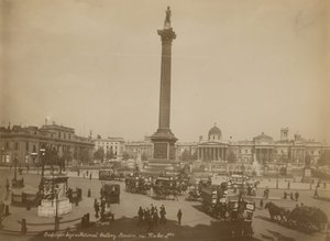 Postal com uma imagem da Trafalgar Square de English Photographer