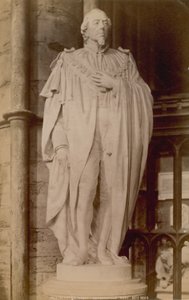 Postal com uma imagem de uma estátua de Benjamin Disraeli de English Photographer
