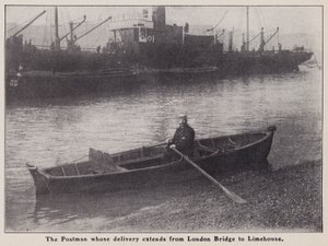 Carteiro cuja entrega se estende de London Bridge até Limehouse num barco no rio Tamisa, Londres (foto a p/b) de English Photographer