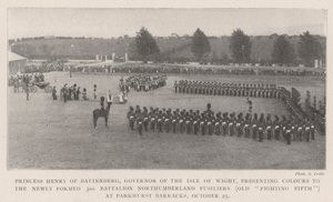 Princesa Henrique de Battenberg, Governadora da Ilha de Wight, apresentando as cores do recém-formado 3º Batalhão Northumberland Fusiliers (Old Fighting Fifth) em Parkhurst Barracks, 25 de outubro (bw ph de English Photographer