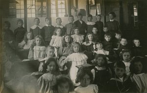 Alunos sentados atrás de suas mesas enquanto posam para um retrato de English Photographer