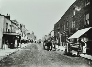 Putney High Street, olhando em direção a ponte, 1885 de English Photographer