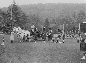 Rainha Victoria apresentando cores para os Cameron Highlanders, 1873 de English Photographer