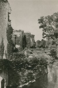Castelo de Raglan, do fosso de English Photographer