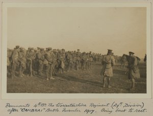 Remanescentes 4º. Bn O Regimento de Worcestershire (29ª Divisão) depois da Batalha de “CAMBRAI”, novembro de 1917, Voltando para descansar de English Photographer