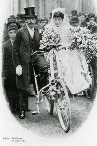 Casal católico romano, deixando, notre dame, de, frança, leicester, quadrado, ligado, bicicletas de English Photographer