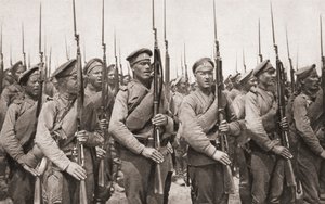 Infantaria russa em desfile e apresentando armas durante a Primeira Guerra Mundial, de The Illustrated War News, 1915 de English Photographer