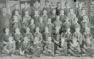 Grupo escolar, desconhecido, 1895 de English Photographer
