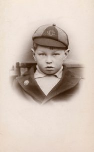 Estudante de uniforme (foto a p/b) de English Photographer