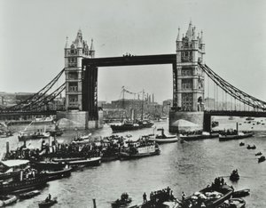 Navios passam por baixo da Tower Bridge, 1894 de English Photographer