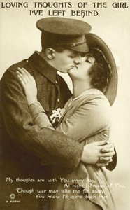 Soldado a beijar uma rapariga (foto a p/b) de English Photographer
