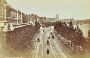 Somerset House, Victoria Embankment, Westminster LB: olhando para o norte a partir da ponte de Waterloo, 1895 de English Photographer