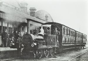 South Dock Station: uma locomotiva de tanques de quatro rodas na estação, 1880 de English Photographer