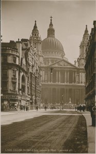 Catedral de St Pauls e Ludgate Hill, Londres de English Photographer
