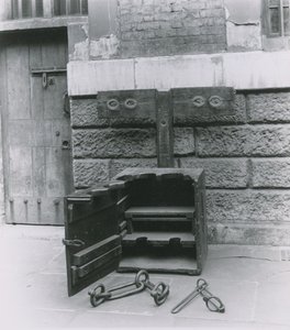 Ações e algemas em exposição na prisão de Newgate de English Photographer