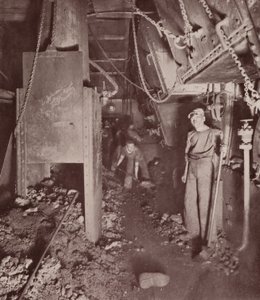 Esqueleto de um navio de guerra (fotografia a preto e branco) de English Photographer