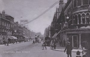 Stratford, High Street, com Borough Theatre (foto a p/b) de English Photographer