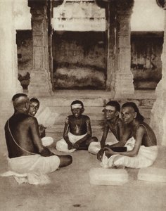 Alunos a frequentar uma escola num templo em Ramesworam, Madras, Índia (fotografia a preto e branco) de English Photographer