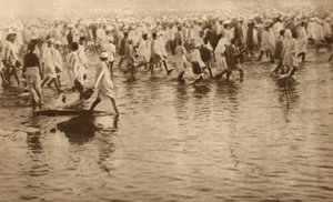 Apoiantes de Mahatma Gandhi em protesto contra o imposto britânico sobre o sal na Índia de English Photographer