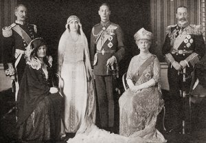 A Família Real Britânica no casamento de O Duque e a Duquesa de York, 1923, de A História de Vinte e Cinco Anos, publicada em 1935 de English Photographer