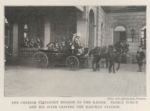 A Missão Expiatória Chinesa ao Kaiser, Príncipe Tchun e sua Suíte saindo da Estação Ferroviária de English Photographer