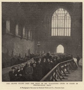 A multidão arquivando passado o corpo do Sr. Gladstone Deitado no estado em Westminster Hall de English Photographer