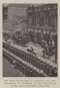 O duque e a duquesa de Cornwall e York procedendo ao almoço no refeitório dos Royal Fusiliers, Gibraltar de English Photographer