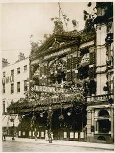 O Empire Theatre, em Leicester Square, Londres, decorado para a Rainha Victorias Jubileu de Diamante, junho de 1897 de English Photographer