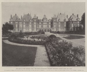 O fogo no Chateau dEu, a residência histórica do Duque de Orleans, vista do parque de English Photographer
