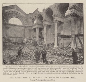 O grande incêndio em Bristol, as ruínas de Colston Hall de English Photographer