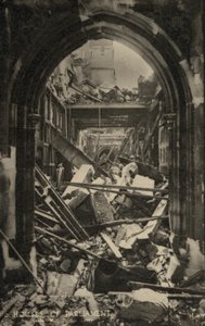 As Câmaras do Parlamento, Londres, mostrando danos causados por bombas durante a 2ª Guerra Mundial (foto a p/b) de English Photographer