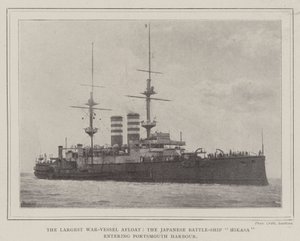 O maior navio de guerra à tona, o navio de batalha japonês Mikasa entrando no porto de Portsmouth de English Photographer