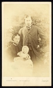 O príncipe e a princesa de Gales e o príncipe Albert Victor de English Photographer